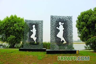 這個(gè)雕塑叫做“奔向明天”。 李強(qiáng) 攝