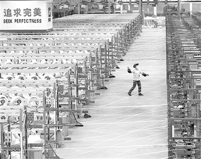 圖為九江巨石集團(tuán)生產(chǎn)線。 本報記者 劉 興攝