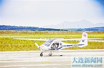 本報訊 （沈陽日報記者楊主格）近日，沈陽航空航天大學(xué)（遼寧通用航空研究院）協(xié)同部分高校、航空企業(yè)和科研院所，經(jīng)過近三年艱苦攻關(guān)，成功研制的我國首款電動力輕型運(yùn)動飛機(jī)RX1E首批兩架交付客戶。