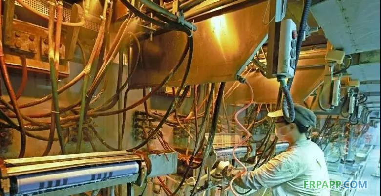 　　近日，由四川富潤(rùn)企業(yè)重組投資有限責(zé)任公司旗下四川省玻纖集團(tuán)有限公司（簡(jiǎn)稱“四川玻纖”）自主研發(fā)，自主投資建設(shè)的全球首個(gè)玄武巖連續(xù)纖維池窯中試項(xiàng)目在四川省德陽(yáng)市羅江區(qū)成功點(diǎn)火。該項(xiàng)目總投資9000萬(wàn)元，項(xiàng)目點(diǎn)火運(yùn)行成功后，四川玻纖將成為世界第一家采用池窯方式生產(chǎn)玄武巖纖維的企業(yè)。 　　玄武巖連續(xù)纖維是以天然的火山噴出巖為原料，在1450℃～1500℃熔融后，經(jīng)鉑銠合金漏板高速拉絲而形成的連續(xù)纖維，具有熱傳導(dǎo)系數(shù)低、水泥相容性好、介電系數(shù)高、吸音系數(shù)高、耐溫性佳（-269℃～700℃）、抗氧化、抗輻射、過(guò)濾性好、抗壓縮強(qiáng)度和剪切強(qiáng)度高等特點(diǎn)，廣泛運(yùn)用于國(guó)防軍工、交通運(yùn)輸、車船制造、電子信息、航空航天等各個(gè)領(lǐng)域，被國(guó)家視為戰(zhàn)略性新興產(chǎn)業(yè)，也被四川列為四大高端新型成長(zhǎng)型產(chǎn)業(yè)之一。 　　近年來(lái)，四川玻纖先后組建13個(gè)實(shí)驗(yàn)室致力于玄武巖纖維研發(fā)，前后攻克玄武巖纖維生產(chǎn)領(lǐng)域數(shù)十個(gè)技術(shù)難題，研發(fā)出一整套池窯生產(chǎn)連續(xù)玄武巖纖維的生產(chǎn)工藝，徹底改變傳統(tǒng)玄武巖纖維生產(chǎn)技術(shù)成本高、產(chǎn)能低、品質(zhì)不穩(wěn)定的問(wèn)題。目前，該公司已申報(bào)發(fā)明專利8項(xiàng)，實(shí)用新型專利8項(xiàng)，企業(yè)專有技術(shù)11項(xiàng)，深加工后續(xù)專利仍在持續(xù)申報(bào)。